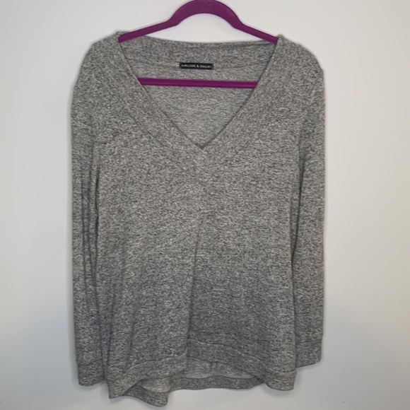 Harlowe & Graham Tops - Harlowe & Graham Petite long sleeve, gray V-Neck Top, Size LP, Comfy